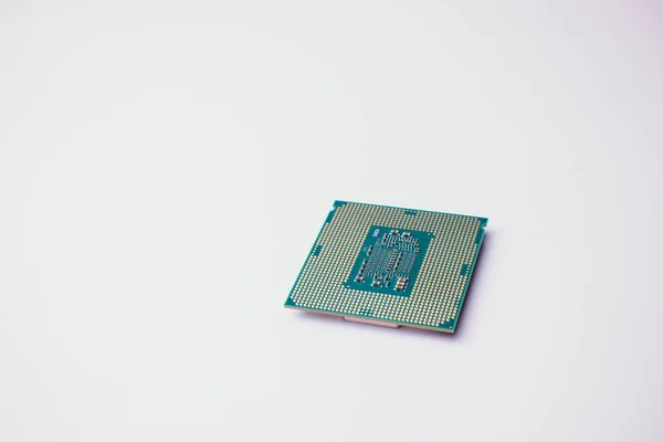 Processor för dator isolerad på en färgad bakgrund — Stockfoto