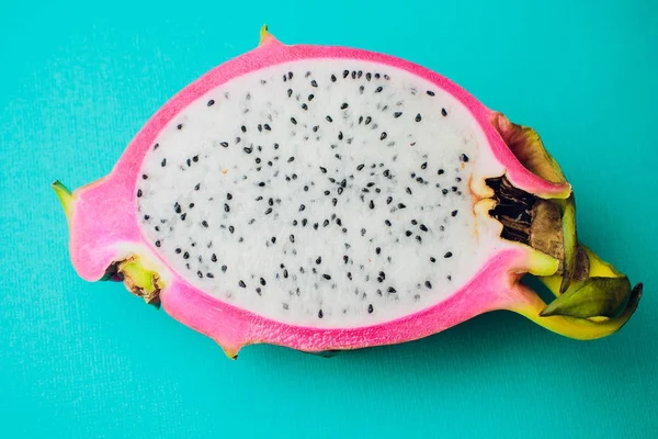 Dragon meyve renkli bir arka plan üzerine izole