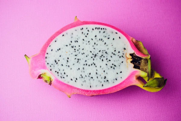 Dragon meyve renkli bir arka plan üzerine izole