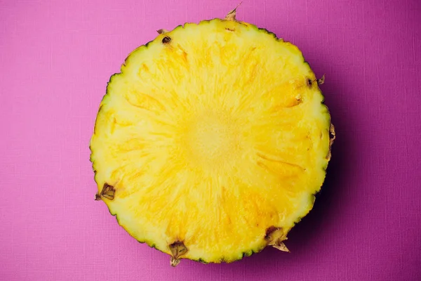 taze ananas, renkli bir arka plan izole