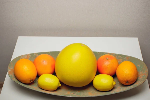 Citrusové pomelo grep pomeranč citron deska — Stock fotografie