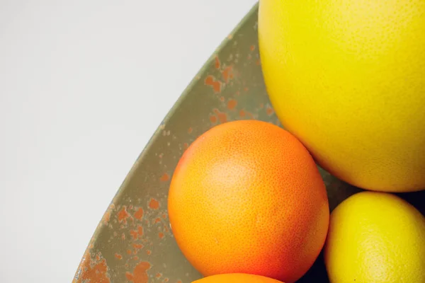 Citrusové pomelo grep pomeranč citron deska — Stock fotografie