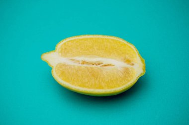 narenciye izole limon renk arka plan üzerinde