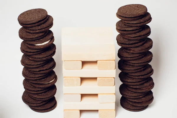 Stäng Upp Block Trä Spel Isolerad Vit Bakgrund Choklad Cookies — Stockfoto