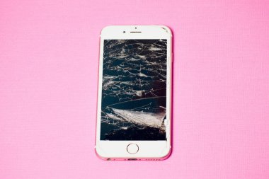 kırık ekran ile modern telefon smartphone