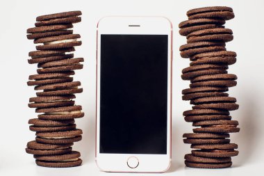 çikolata kurabiye sunulan süt yığılmış