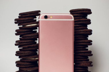 çikolata kurabiye sunulan süt yığılmış