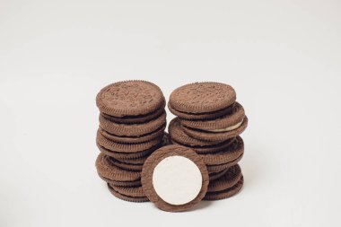 çikolata kurabiye sunulan süt yığılmış