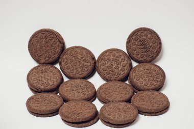 çikolata kurabiye sunulan süt yığılmış