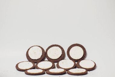 çikolata kurabiye sunulan süt yığılmış