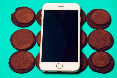 çikolata kurabiye sunulan süt yığılmış