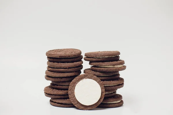 Choklad cookies staplade serveras mjölk — Stockfoto
