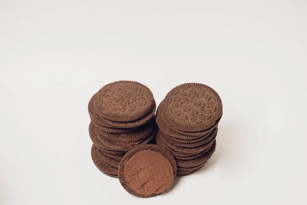 Biscuits au chocolat empilés lait servi — Photo