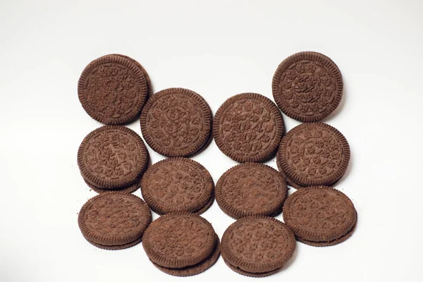 Biscoitos de chocolate empilhados leite servido — Fotografia de Stock