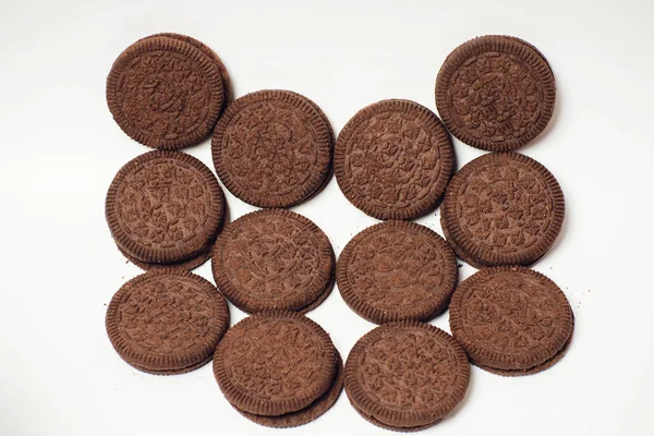 Schokoladenkekse gestapelt servierte Milch — Stockfoto