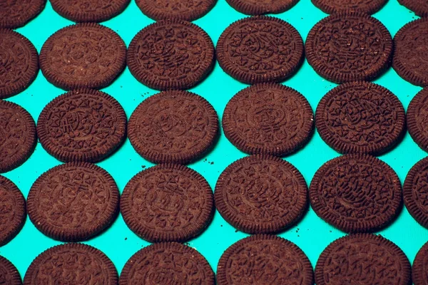 Galletas de chocolate apiladas servido leche —  Fotos de Stock