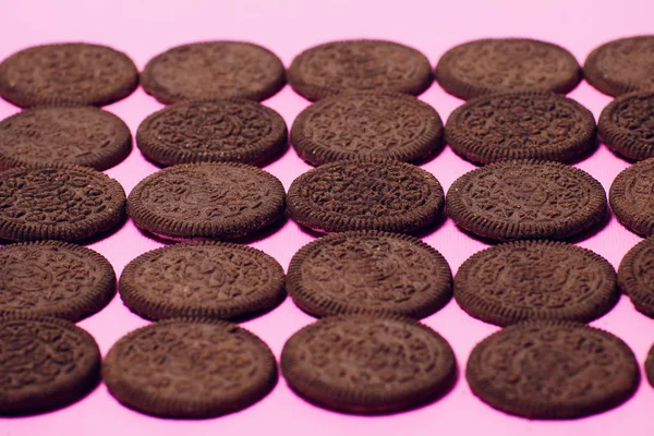 Choklad cookies staplade serveras mjölk — Stockfoto