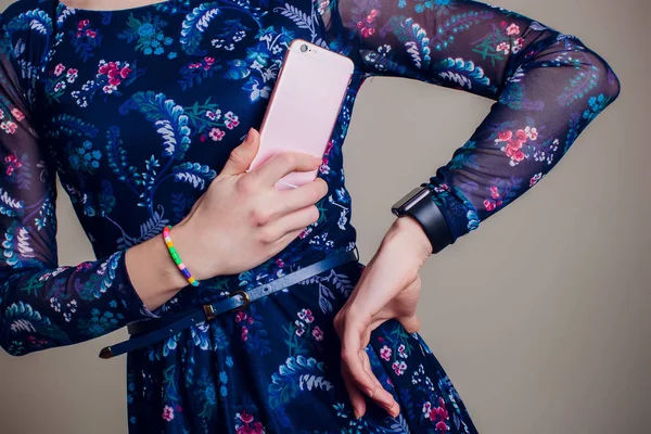 Female customer paying through smart watch at flower shop — Stock Photo, Image