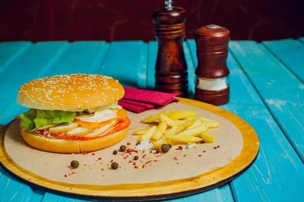 Hambúrguer Caseiro Com Costeleta Carne Queijo Pimenta Doce Mesa Turquesa — Fotografia de Stock