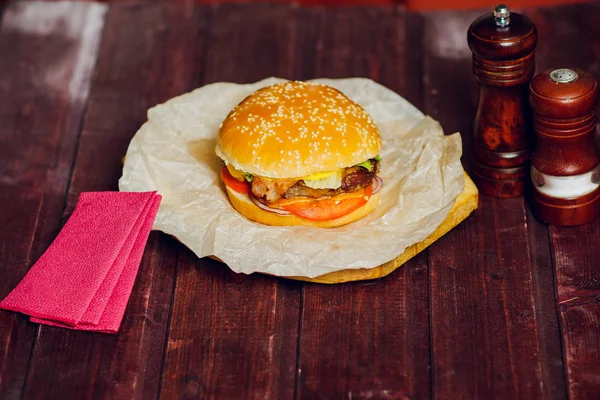 Hamburger Con Manzo Pancetta Fritta Cipolla Pomodoro Lattuga Cetriolo Marinato — Foto Stock