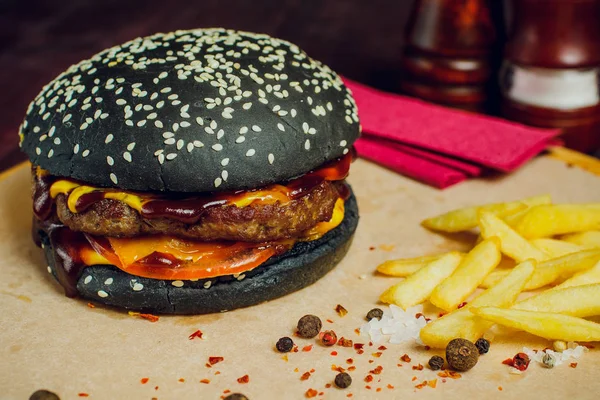 Burger mit Rindfleisch auf Holzboden mit Kopierraum — Stockfoto