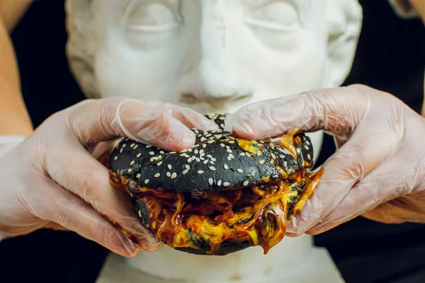 Siyah arkaplanda burger — Stok fotoğraf