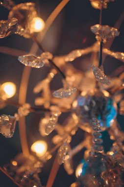 konser ışık gösterisi, sahne ışıkları avize renk.