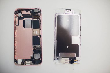 Cep telefonu tamir sürecini gösteren yakın plan fotoğraflar