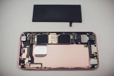 Cep telefonu tamir sürecini gösteren yakın plan fotoğraflar