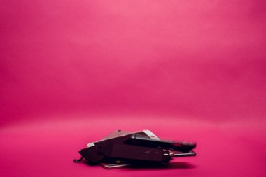 Hasarlı şiddetli şoklar tarafından neden akıllı telefon. Kırık smartphone ekran. Telefon ekran çatlak kırık. Ben gibi hissediyorum, bir şey için benim vücut arka plan pembe oluşturmaya çalışın olabilir