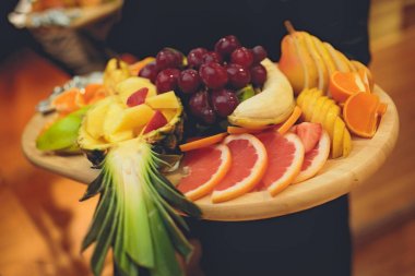 Et yemek bazı Festival olay, parti veya düğün töreni ile plakalar taşıyan garson