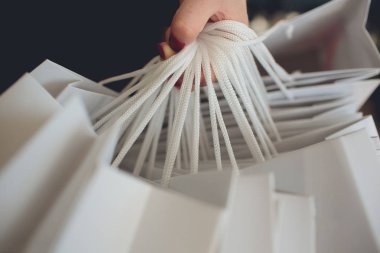 alışveriş torbaları tutan eller