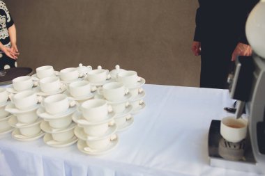 Garson pilakalar ve et çanak şenlikli bir olay parti Resepsiyon üzerinde taşıyan