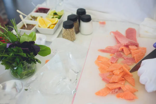 Sándwich de queso, pescado rojo y rúcula en una tabla, enfoque selectivo, espacio para copiar —  Fotos de Stock