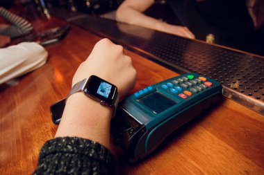 Adam cep telefonu, Restoran, dükkan Nfc teknolojisi ile ödeme
