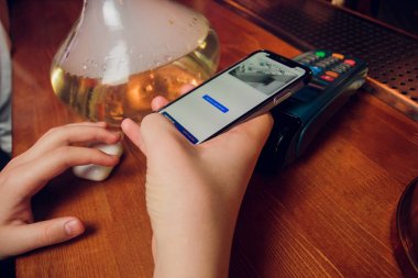 Adam cep telefonu, Restoran, dükkan Nfc teknolojisi ile ödeme