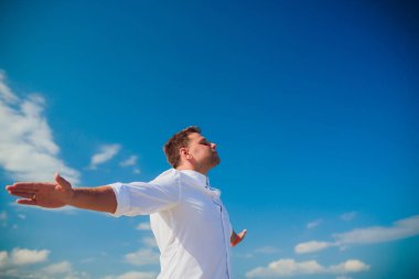 gökyüzü Beyaz gömlekli adam