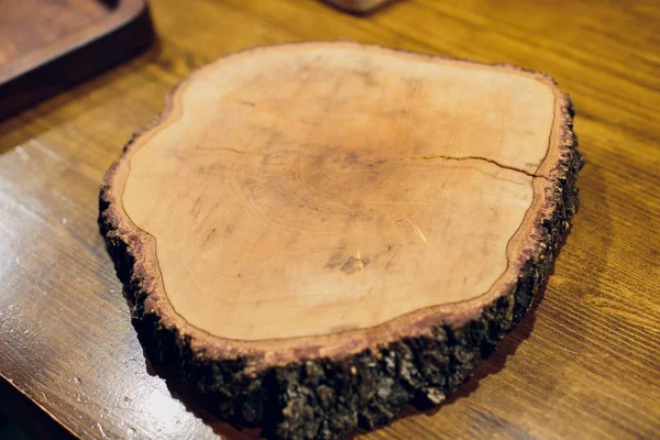 Boomstronk ronde knippen met jaarlijkse ringen op houten achtergrond van bovenaanzicht — Stockfoto