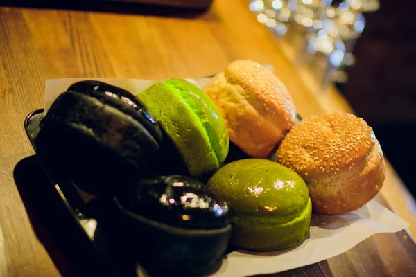 Bollos de hamburguesa fresca con semillas de sésamo. Deliciosas tortas de mantequilla. Comida rápida — Foto de Stock