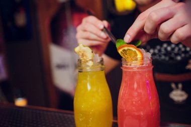 Barmen kokteyl hazırlama, iş yerinde. Pina colada hizmet. Konsept hizmeti ve içecekler hakkında.