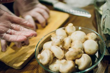 Şef kesme tavuk fileto gemide. Erkek Şef kesme tavuk eti tahta kesme ellerde. İş yerinde, Şef mutfak.