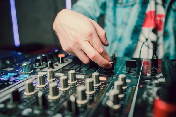 Vista de perto do console de DJ profissional — Fotografia de Stock