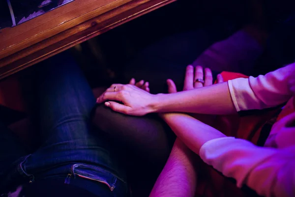 Romantikus, fiatal pár társkereső és a flörtölni a bárban — Stock Fotó