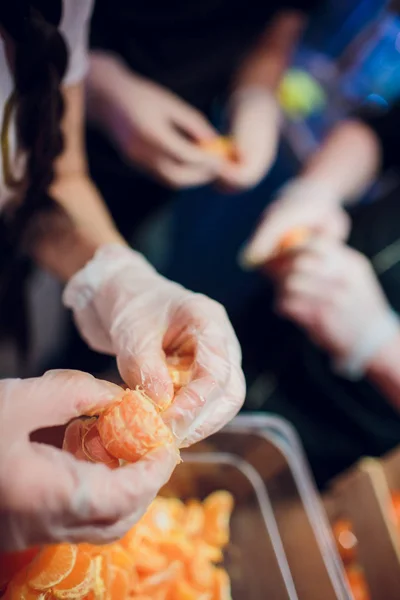 Chcete-li vyčistit mandarinky. Odebrání kůra z mandarinky. Čištění madarin kůry. — Stock fotografie