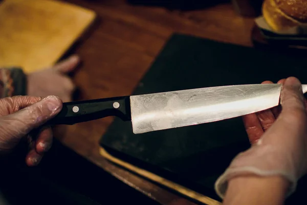 Male chef hands with knife. Cropped image of chef holding knife on empty cutting board. Cook going prepare food. — Stock Photo, Image