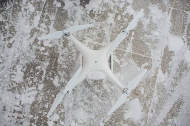 Kayakçı, hızlı bir şekilde dağdan iner