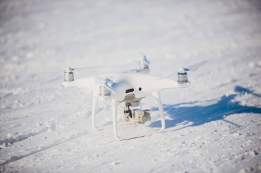 Kayakçı, hızlı bir şekilde dağdan iner