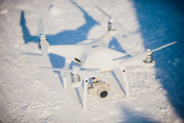 Kayakçı, hızlı bir şekilde dağdan iner