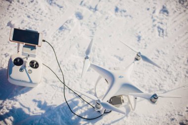 Kayakçı, hızlı bir şekilde dağdan iner