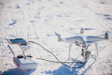 Kayakçı, hızlı bir şekilde dağdan iner